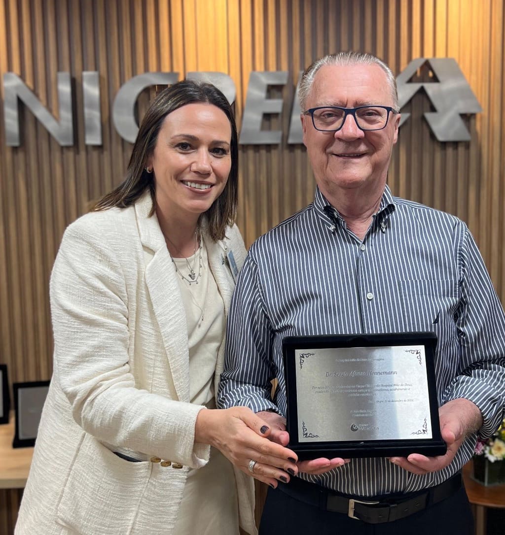 Homenagem ao Dr. Sérgio Hennemann pelos 30 anos de dedicação ao Hospital Mãe de Deus