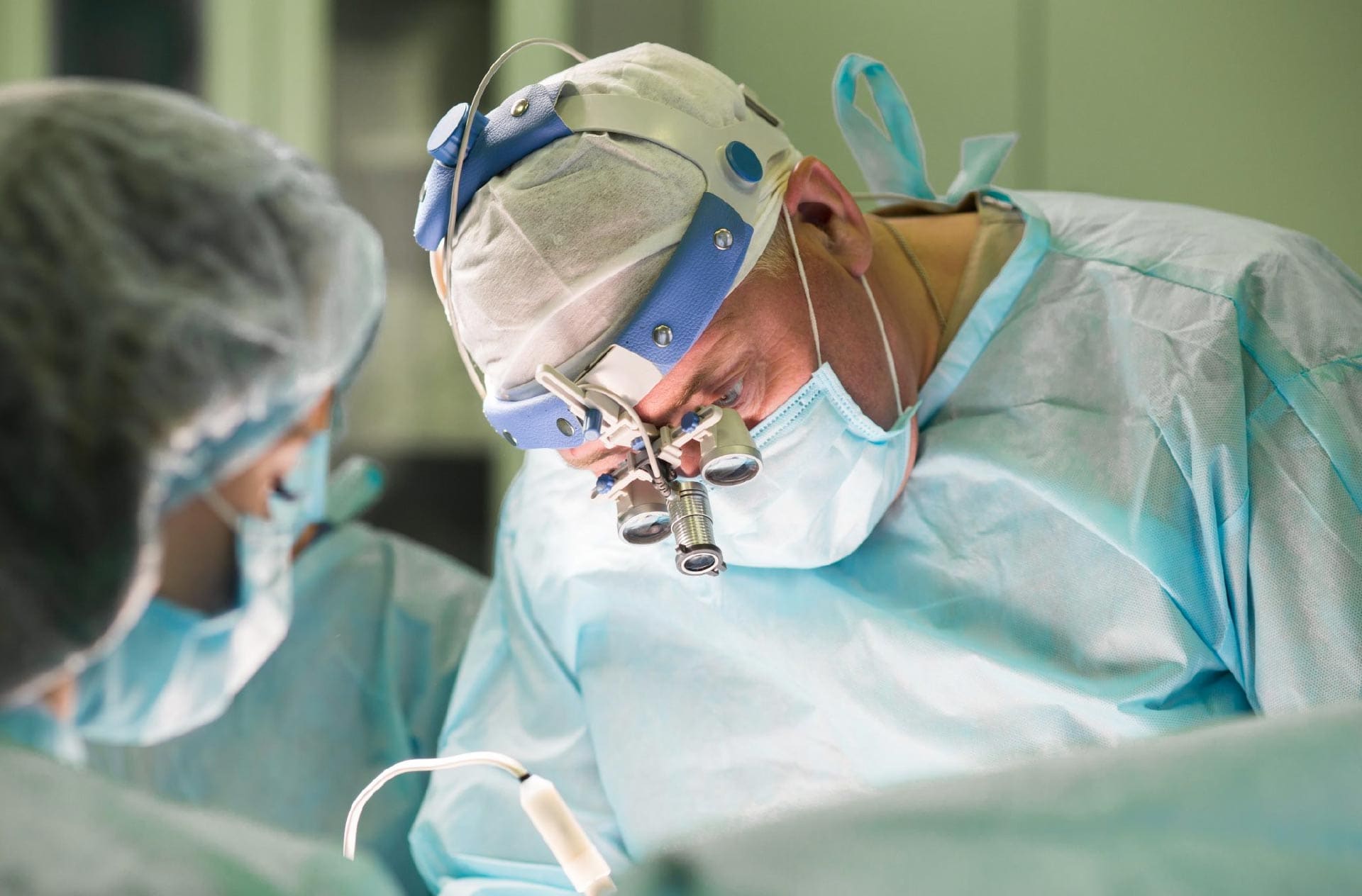 Dr. Sérgio Hennemann em cirurgia de coluna